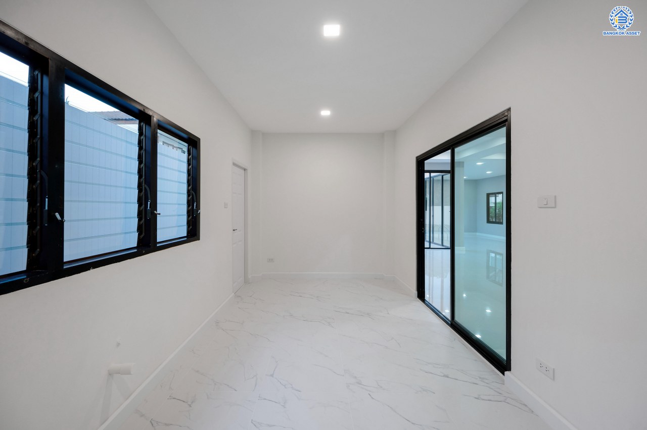 บ้านมือสองตกแต่งใหม่ หลังใหญ่พิเศษ โครงการ ชวนชื่นกรีนวิลล์ พุทธมณฑลสาย2 เนื้อที่ 108 ตร.ว. พื้นที่ใช้สอย 250 ตร.ม. ภายในตกแต่งหรูหรา บรรยากาศเป็นส่วนตัว พร้อมมีสระว่ายน้ำในตัว มาพร้อมฟังก์ชันจัดเต็ม 4 ห้องนอน 4 ห้องน้ำ 1 ห้องแม่บ้าน จอดรถได้ 2 คัน บนทำเลศักยภาพ เข้า-ออกได้ทั้ง ถ.พุทธมณฑลสาย2 และ ถ.กาญจนาภิเษก ใกล้ทางคู่ขนานลอยฟ้าบรมราชชนนี, เซ็นทรัลปิ่นเกล้า และม.มหิดล